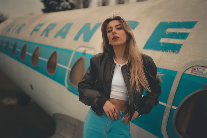 Anaïs en blouson de cuir devant la Caravelle Air France