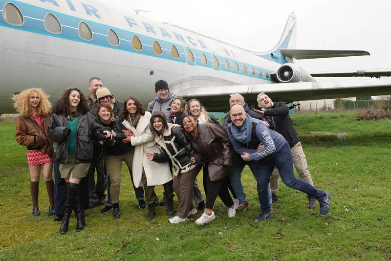 Photo de groupe décalée devant la Caravelle