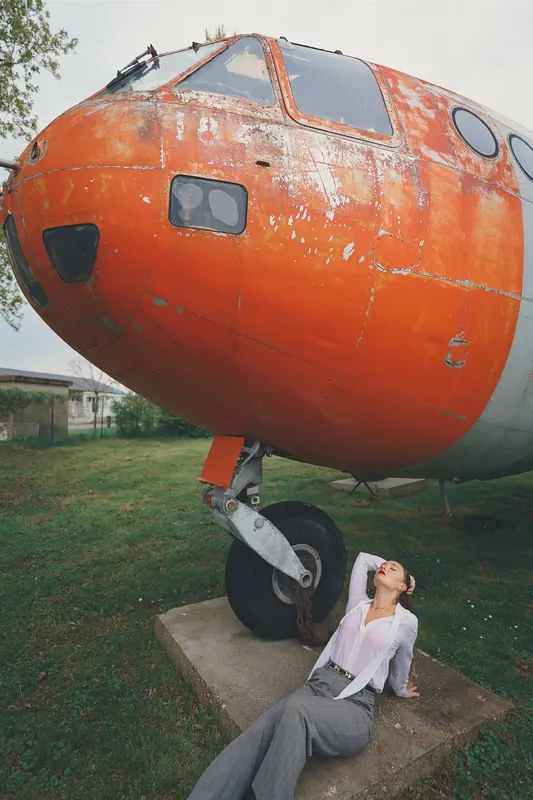 Paola au pied d’un avion au nez orange
