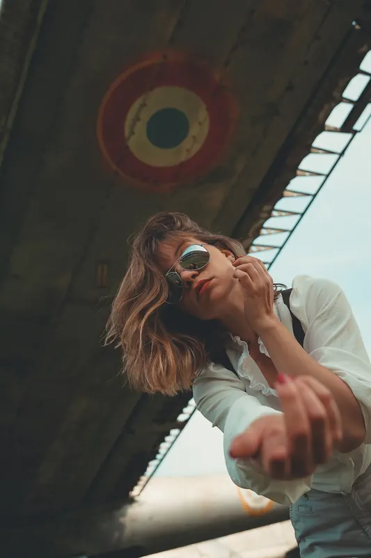 Rachel sous l’aile d’un avion à cocarde