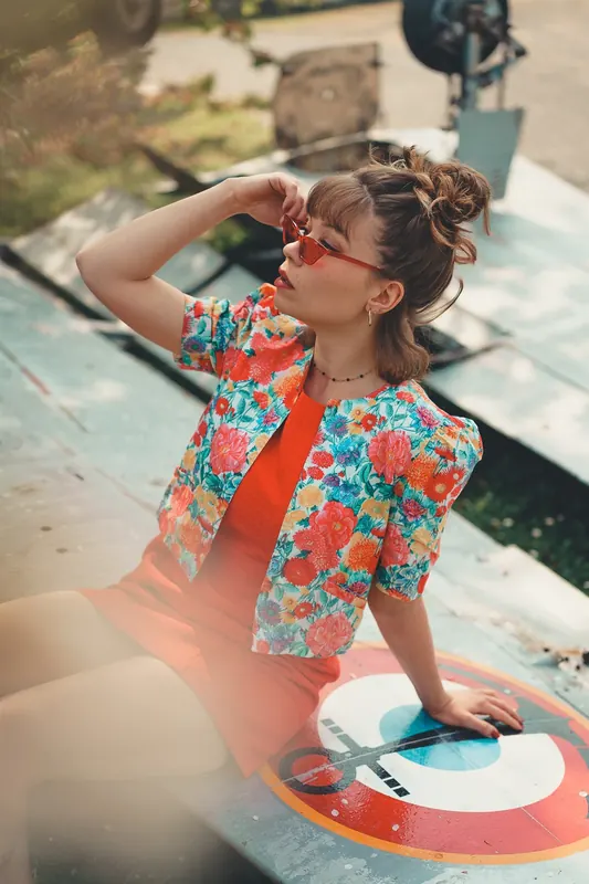 Rachel en style pin-up sur une aile d’avion