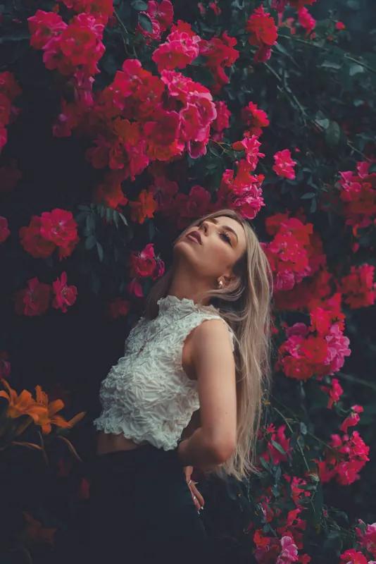 Anaïs tête renversée au milieu des roses