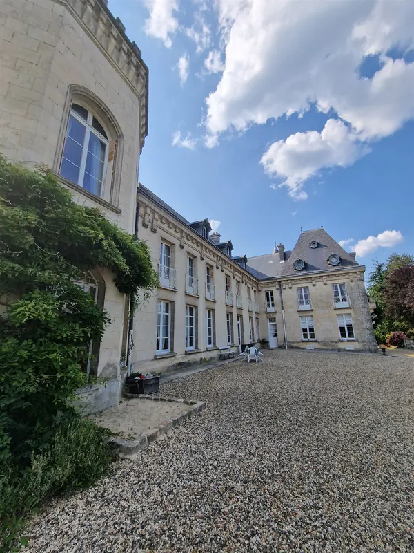 Arrivée au gîte de La Quincy : la cour en gravier et la façade de la maison