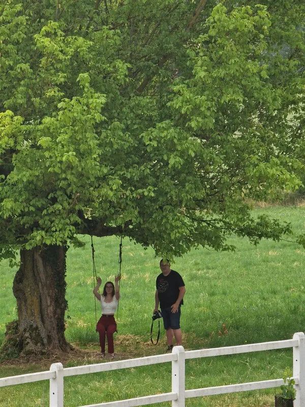 Shooting sur la balançoire du grand arbre, au milieu du parc