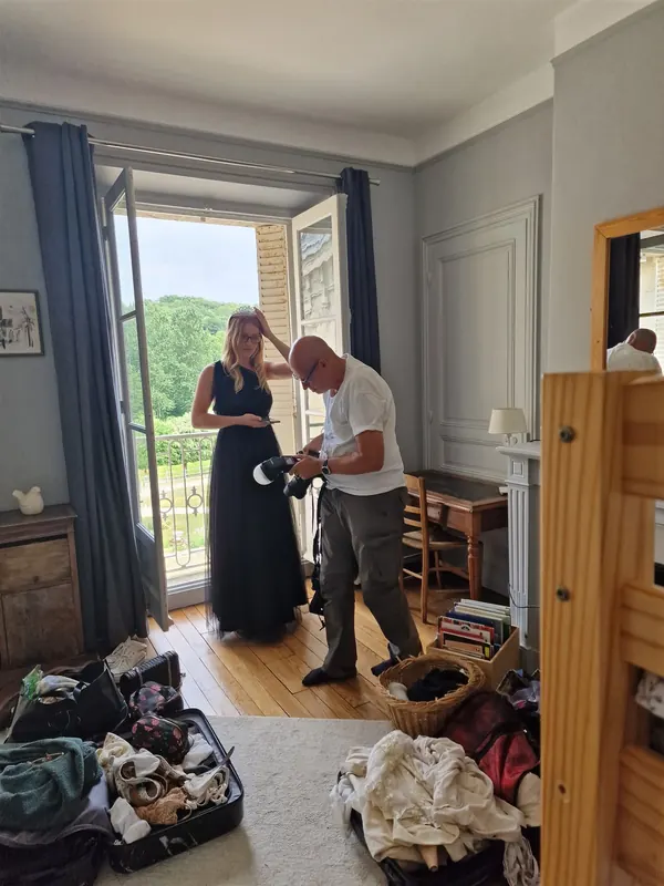 Un photographe en séance avec une modèle dans une chambre du gîte
