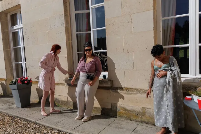 Pause entre deux prises devant la façade en pierre du gîte
