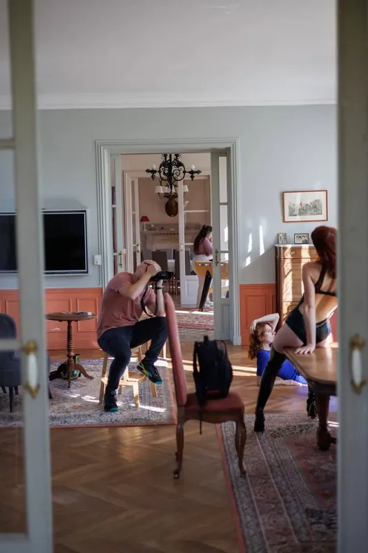 Une séance au salon, vue depuis l’embrasure de la porte