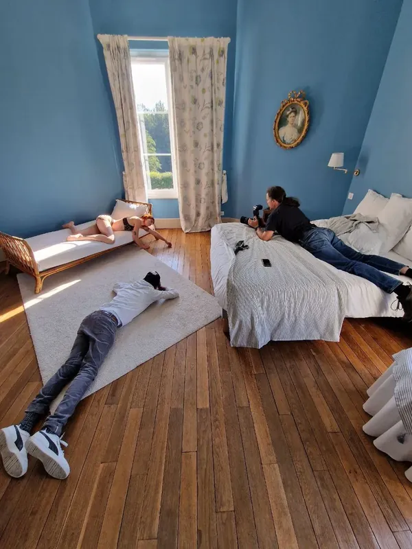 La chambre bleue transformée en studio, photographes allongés au sol