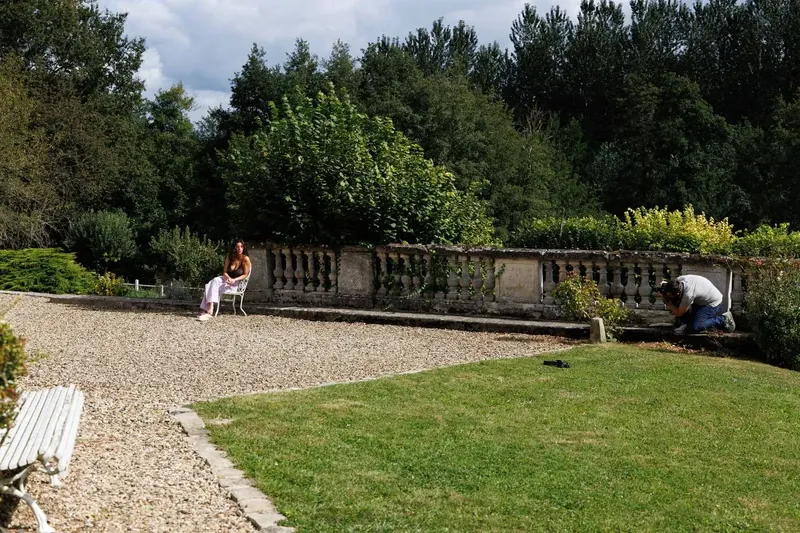 La terrasse en gravier et la pelouse du gîte, une séance au fond près de la balustrade