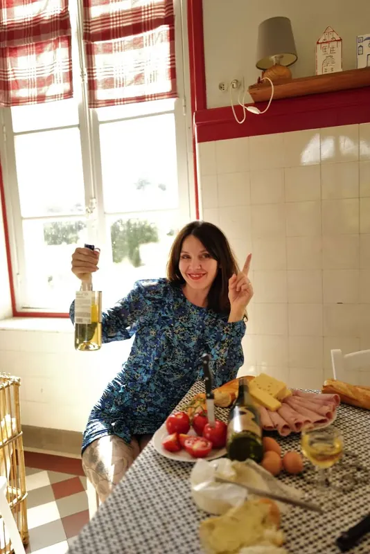 L’apéro dans la cuisine, planche de charcuterie sur la table à carreaux