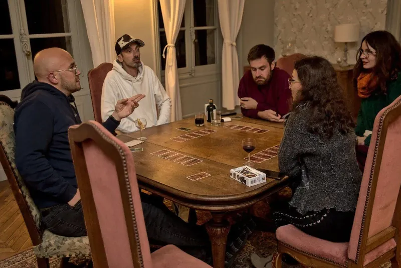 Partie de cartes autour de la table de la salle à manger