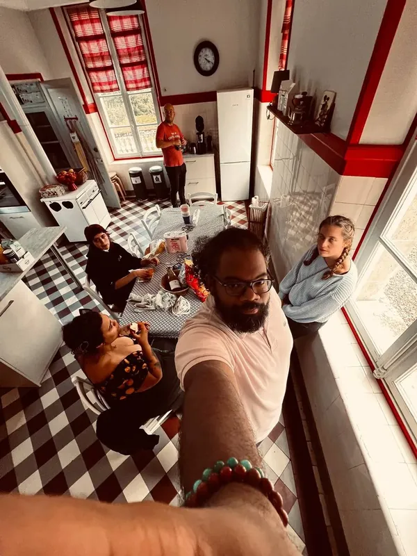 Selfie de groupe dans la cuisine