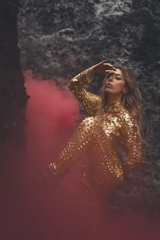 Anaïs dans un nuage de fumée rouge sur le terril