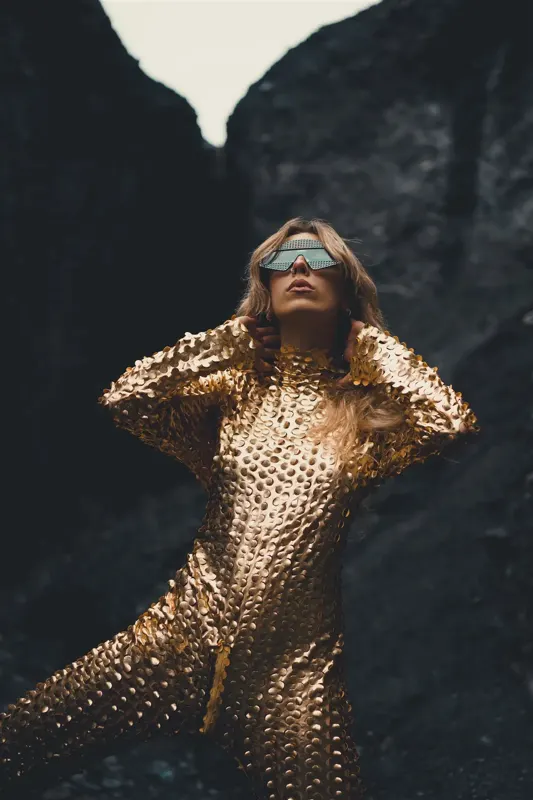 Anaïs bras levés, lunettes de soleil, sur le terril