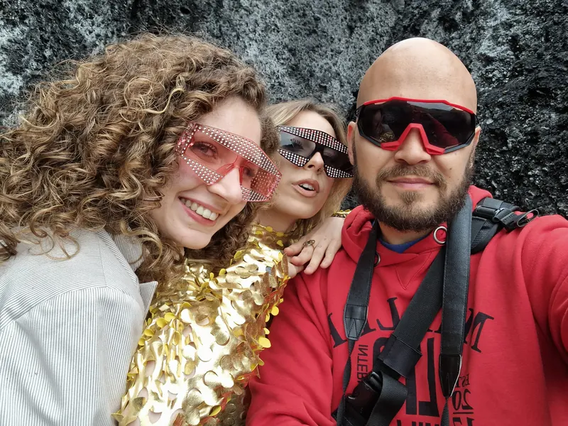 Selfie de David avec Anaïs en combinaison dorée et Valentine, photographe de la sortie
