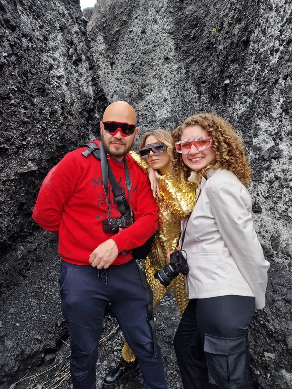 David, Anaïs et Valentine dans le ravin noir du terril pendant la sortie photo
